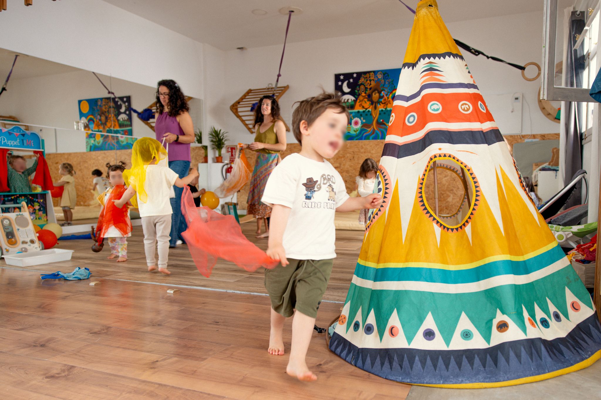 Acompañante con niños en La Tribu